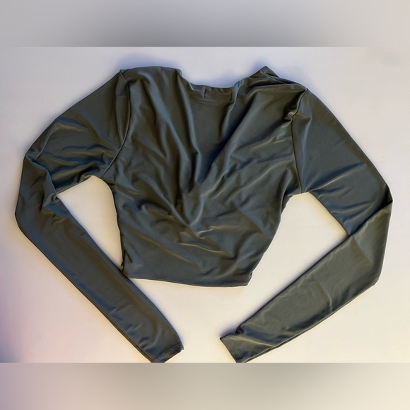 PrettyLittleThing Green Cropped Long Sleeves Top W/A Twist Design. Sz 2 Like New - Picture 6 of 8